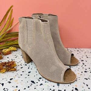 TOMS Majorca Taupe Suede Perforated Women’s Peep Toe Stacked Heel Booties Sz 11